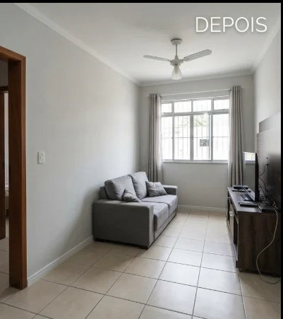 Imagem enviada como depois: sala com paredes claras, sofá cinza, janela e rack